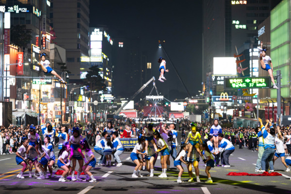 세계인의 춤 축제 ‘천안흥타령춤축제 2025’의 거리퍼레이드가 지난 26일 오후 7시부터 방죽안오거리~신세계백화점 천안아산점 일대 550m 구간 9차선 도로에서 펼쳐졌다. / 천안시청 제공
