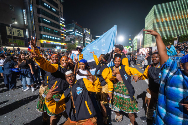 세계인의 춤 축제 ‘천안흥타령춤축제 2025’의 거리퍼레이드가 지난 26일 오후 7시부터 방죽안오거리~신세계백화점 천안아산점 일대 550m 구간 9차선 도로에서 펼쳐졌다. / 천안시청 제공