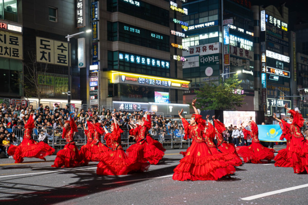 세계인의 춤 축제 ‘천안흥타령춤축제 2025’의 거리퍼레이드가 지난 26일 오후 7시부터 방죽안오거리~신세계백화점 천안아산점 일대 550m 구간 9차선 도로에서 펼쳐졌다. / 천안시청 제공