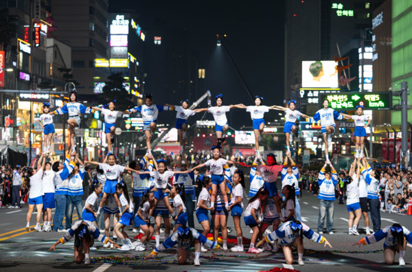 세계인의 춤 축제 ‘천안흥타령춤축제 2025’의 거리퍼레이드가 지난 26일 오후 7시부터 방죽안오거리~신세계백화점 천안아산점 일대 550m 구간 9차선 도로에서 펼쳐졌다. / 천안시청 제공