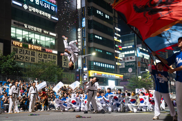 세계인의 춤 축제 ‘천안흥타령춤축제 2025’의 거리퍼레이드가 지난 26일 오후 7시부터 방죽안오거리~신세계백화점 천안아산점 일대 550m 구간 9차선 도로에서 펼쳐졌다. / 천안시청 제공