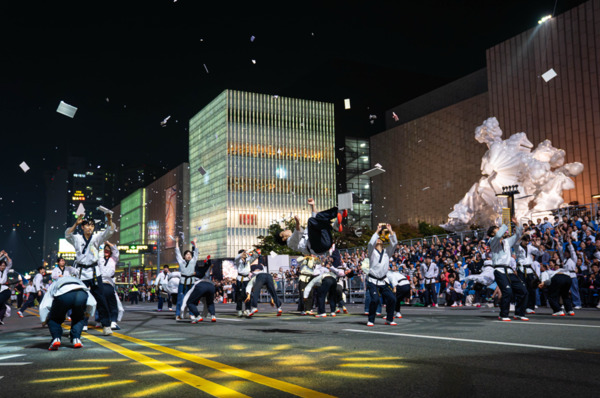 세계인의 춤 축제 ‘천안흥타령춤축제 2025’의 거리퍼레이드가 지난 26일 오후 7시부터 방죽안오거리~신세계백화점 천안아산점 일대 550m 구간 9차선 도로에서 펼쳐졌다. / 천안시청 제공