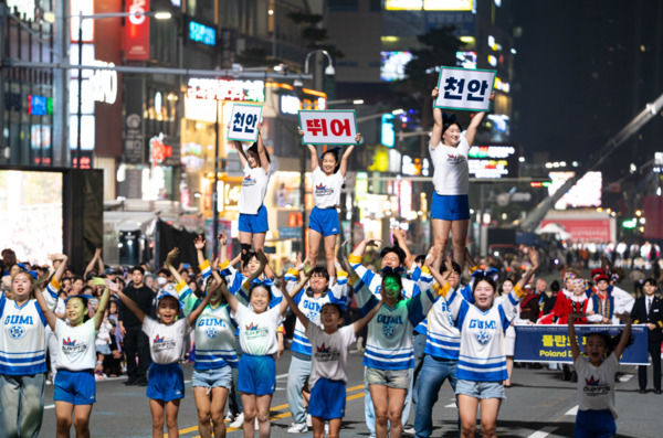 세계인의 춤 축제 ‘천안흥타령춤축제 2025’의 거리퍼레이드가 지난 26일 오후 7시부터 방죽안오거리~신세계백화점 천안아산점 일대 550m 구간 9차선 도로에서 펼쳐졌다. / 천안시청 제공
