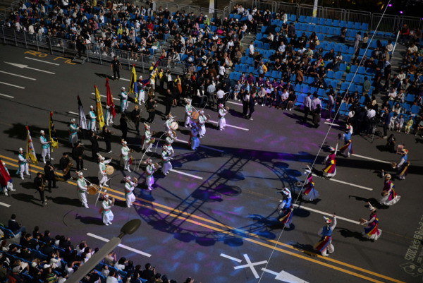 세계인의 춤 축제 ‘천안흥타령춤축제 2025’의 거리퍼레이드가 지난 26일 오후 7시부터 방죽안오거리~신세계백화점 천안아산점 일대 550m 구간 9차선 도로에서 펼쳐졌다. / 천안시청 제공