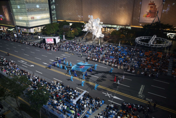 세계인의 춤 축제 ‘천안흥타령춤축제 2025’의 거리퍼레이드가 지난 26일 오후 7시부터 방죽안오거리~신세계백화점 천안아산점 일대 550m 구간 9차선 도로에서 펼쳐졌다. / 천안시청 제공