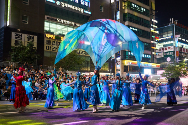 세계인의 춤 축제 ‘천안흥타령춤축제 2025’의 거리퍼레이드가 지난 26일 오후 7시부터 방죽안오거리~신세계백화점 천안아산점 일대 550m 구간 9차선 도로에서 펼쳐졌다. / 천안시청 제공