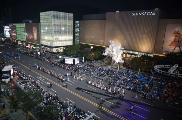 세계인의 춤 축제 ‘천안흥타령춤축제 2025’의 거리퍼레이드가 지난 26일 오후 7시부터 방죽안오거리~신세계백화점 천안아산점 일대 550m 구간 9차선 도로에서 펼쳐졌다. / 천안시청 제공