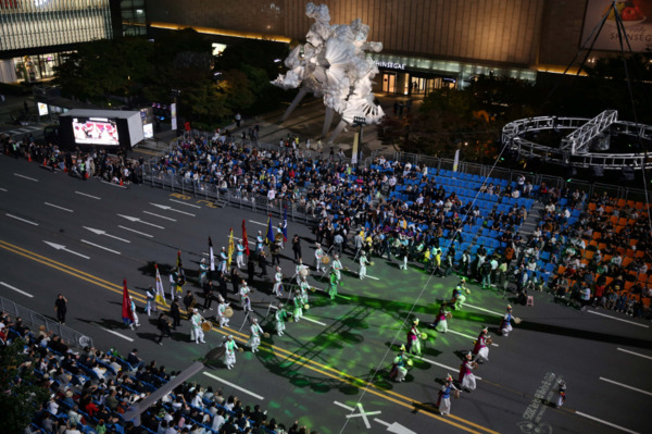 세계인의 춤 축제 ‘천안흥타령춤축제 2025’의 거리퍼레이드가 지난 26일 오후 7시부터 방죽안오거리~신세계백화점 천안아산점 일대 550m 구간 9차선 도로에서 펼쳐졌다. / 천안시청 제공