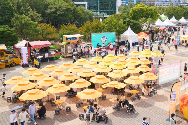 대한민국 대표 춤 축제 ‘천안흥타령춤축제 2025’가 주말 연휴를 맞아 풍성한 먹거리와 다양한 공연, 가족 체험형 이벤트를 선보인다. 사진은 27일 천안종합운동장 일원에서 열린 ‘천안흥타령춤축제 2025’의 먹거리 부스 모습. / 천안시청 제공