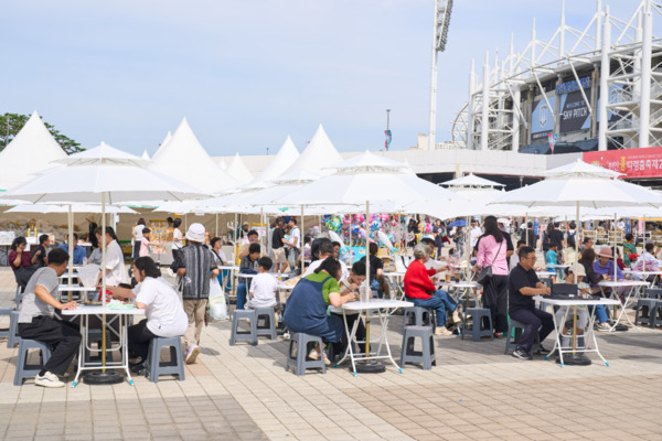 대한민국 대표 춤 축제 ‘천안흥타령춤축제 2025’가 주말 연휴를 맞아 풍성한 먹거리와 다양한 공연, 가족 체험형 이벤트를 선보인다. 사진은 27일 천안종합운동장 일원에서 열린 ‘천안흥타령춤축제 2025’의 먹거리 부스 모습. / 천안시청 제공