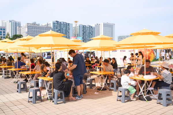 대한민국 대표 춤 축제 ‘천안흥타령춤축제 2025’가 주말 연휴를 맞아 풍성한 먹거리와 다양한 공연, 가족 체험형 이벤트를 선보인다. 사진은 27일 천안종합운동장 일원에서 열린 ‘천안흥타령춤축제 2025’의 먹거리 부스 모습. / 천안시청 제공