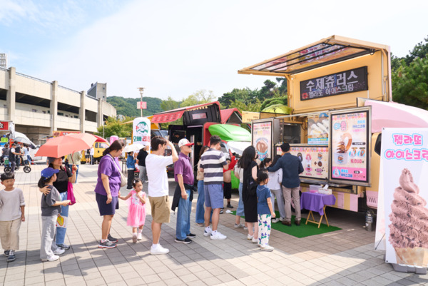 대한민국 대표 춤 축제 ‘천안흥타령춤축제 2025’가 주말 연휴를 맞아 풍성한 먹거리와 다양한 공연, 가족 체험형 이벤트를 선보인다. 사진은 27일 천안종합운동장 일원에서 열린 ‘천안흥타령춤축제 2025’의 먹거리 부스 모습. / 천안시청 제공