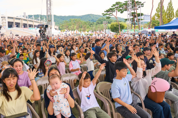 대한민국 대표 춤 축제 ‘천안흥타령춤축제 2025’가 주말 연휴를 맞아 풍성한 먹거리와 다양한 공연, 가족 체험형 이벤트를 선보이는 가운데, ‘천안흥타령춤축제 2025’에서 크리에이터 ‘슈뻘맨’과 함께하는 어린이 기획공연 ‘슈뻘맨과 행복찾기’가 진행되고 있다. / 천안시청 제공