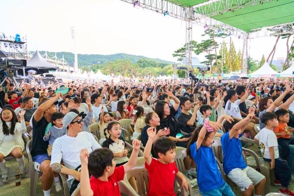 대한민국 대표 춤 축제 ‘천안흥타령춤축제 2025’가 주말 연휴를 맞아 풍성한 먹거리와 다양한 공연, 가족 체험형 이벤트를 선보이는 가운데, ‘천안흥타령춤축제 2025’에서 크리에이터 ‘슈뻘맨’과 함께하는 어린이 기획공연 ‘슈뻘맨과 행복찾기’가 진행되고 있다. / 천안시청 제공