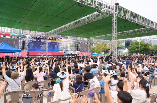 대한민국 대표 춤 축제 ‘천안흥타령춤축제 2025’가 주말 연휴를 맞아 풍성한 먹거리와 다양한 공연, 가족 체험형 이벤트를 선보이는 가운데, ‘천안흥타령춤축제 2025’에서 크리에이터 ‘슈뻘맨’과 함께하는 어린이 기획공연 ‘슈뻘맨과 행복찾기’가 진행되고 있다. / 천안시청 제공