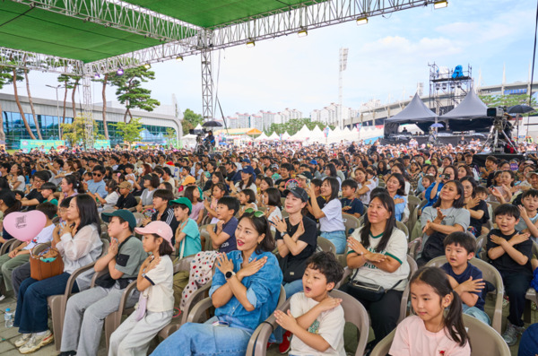대한민국 대표 춤 축제 ‘천안흥타령춤축제 2025’가 주말 연휴를 맞아 풍성한 먹거리와 다양한 공연, 가족 체험형 이벤트를 선보이는 가운데, ‘천안흥타령춤축제 2025’에서 크리에이터 ‘슈뻘맨’과 함께하는 어린이 기획공연 ‘슈뻘맨과 행복찾기’가 진행되고 있다. / 천안시청 제공