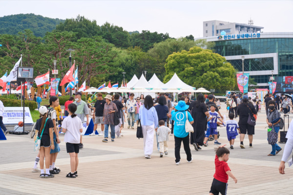 대한민국 대표 춤 축제 ‘천안흥타령춤축제 2025’가 주말 연휴를 맞아 풍성한 먹거리와 다양한 공연, 가족 체험형 이벤트를 선보인다. 사진은 27일 천안종합운동장 일원에서 열린 ‘천안흥타령춤축제 2025’ 모습. / 천안시청 제공