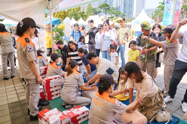 대한민국 대표 춤 축제 ‘천안흥타령춤축제 2025’가 주말 연휴를 맞아 풍성한 먹거리와 다양한 공연, 가족 체험형 이벤트를 선보이는 가운데, 27일 시민과 어린이들이 천안종합운동장 일원에서 열린 ‘천안흥타령춤축제 2025’에서 심폐소생술 교육을 체험하고 있다. / 천안시청 제공