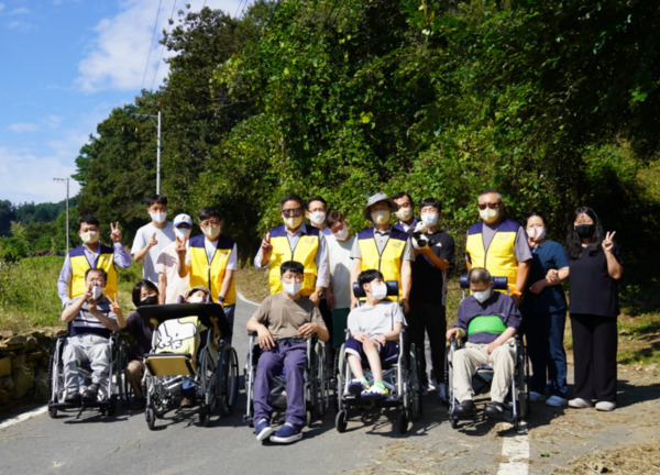국제로타리 3620지구 천안선행 로타리클럽은 27일 오전 10시 천안시 동남구 북면 소재 구산원 강당에서 봉사활동을 위한 업무협약을 체결하고, 첫 번째 봉사활동을 실시했다고 밝혔다. / 천안선행 로타리클럽 제공