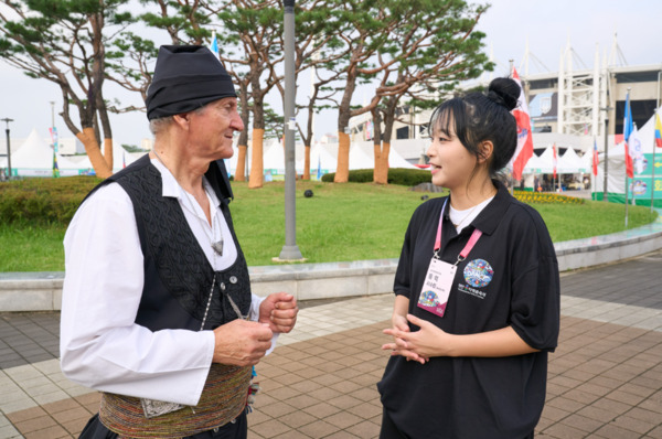 춤을 주제로 한 ‘천안흥타령춤축제 2025’에는 성공 개최를 위해 보이지 않는 곳에서 묵묵히 비지땀을 흘리는 숨은 일꾼들이 있는 가운데, ‘천안흥타령춤축제 2025’에 통역 자원봉사자로 참여한 서수민 씨가 통역을 하고 있다. / 천안시청 제공