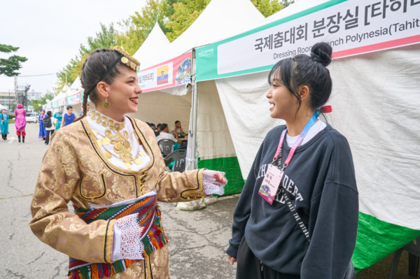 춤을 주제로 한 ‘천안흥타령춤축제 2025’에는 성공 개최를 위해 보이지 않는 곳에서 묵묵히 비지땀을 흘리는 숨은 일꾼들이 있는 가운데, ‘천안흥타령춤축제 2025’에 통역 자원봉사자로 참여한 서수민 씨가 통역을 하고 있다. / 천안시청 제공