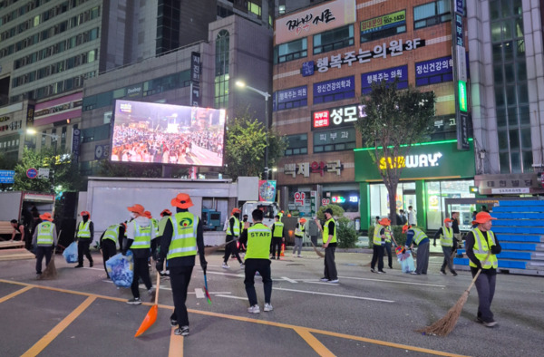 춤을 주제로 한 ‘천안흥타령춤축제 2025’에는 성공 개최를 위해 보이지 않는 곳에서 묵묵히 비지땀을 흘리는 숨은 일꾼들이 있는 가운데, 천안시 환경미화원들이 지난 26일 신부동 신세계백화점 천안아산점 일원에서 열린 ‘천안흥타령춤축제 2025’ 거리퍼레이드가 끝난 뒤 쓰레기 등을 정리하고 있다. / 천안시청 제공