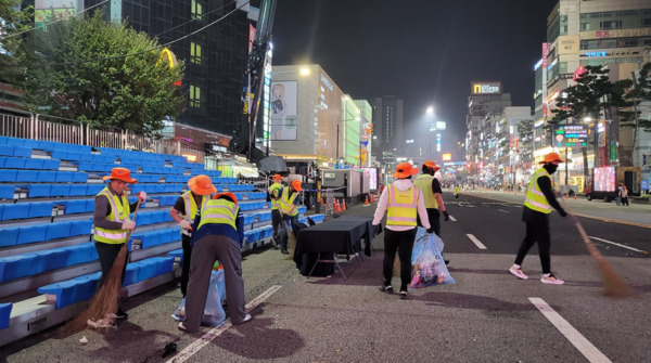 춤을 주제로 한 ‘천안흥타령춤축제 2025’에는 성공 개최를 위해 보이지 않는 곳에서 묵묵히 비지땀을 흘리는 숨은 일꾼들이 있는 가운데, 천안시 환경미화원들이 지난 26일 신부동 신세계백화점 천안아산점 일원에서 열린 ‘천안흥타령춤축제 2025’ 거리퍼레이드가 끝난 뒤 쓰레기 등을 정리하고 있다. / 천안시청 제공