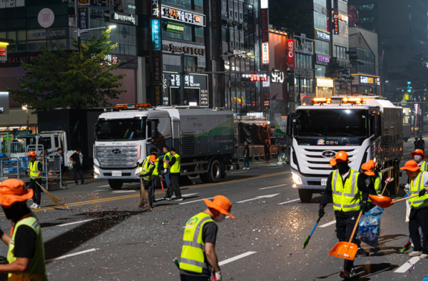 춤을 주제로 한 ‘천안흥타령춤축제 2025’에는 성공 개최를 위해 보이지 않는 곳에서 묵묵히 비지땀을 흘리는 숨은 일꾼들이 있는 가운데, 천안시 환경미화원들이 지난 26일 신부동 신세계백화점 천안아산점 일원에서 열린 ‘천안흥타령춤축제 2025’ 거리퍼레이드가 끝난 뒤 쓰레기 등을 정리하고 있다. / 천안시청 제공