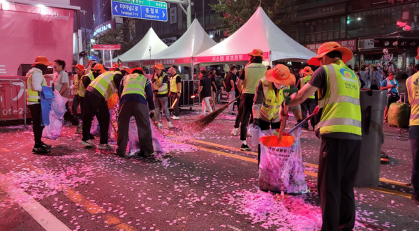 춤을 주제로 한 ‘천안흥타령춤축제 2025’에는 성공 개최를 위해 보이지 않는 곳에서 묵묵히 비지땀을 흘리는 숨은 일꾼들이 있는 가운데, 천안시 환경미화원들이 지난 26일 신부동 신세계백화점 천안아산점 일원에서 열린 ‘천안흥타령춤축제 2025’ 거리퍼레이드가 끝난 뒤 쓰레기 등을 정리하고 있다. / 천안시청 제공