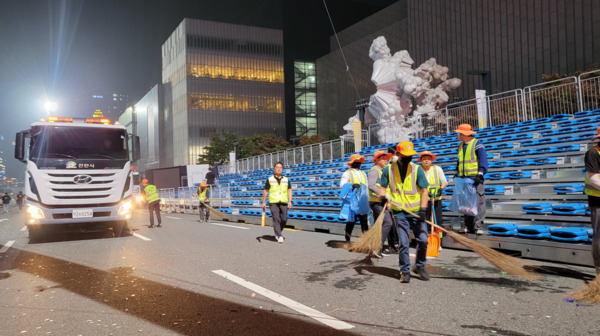 춤을 주제로 한 ‘천안흥타령춤축제 2025’에는 성공 개최를 위해 보이지 않는 곳에서 묵묵히 비지땀을 흘리는 숨은 일꾼들이 있는 가운데, 천안시 환경미화원들이 지난 26일 신부동 신세계백화점 천안아산점 일원에서 열린 ‘천안흥타령춤축제 2025’ 거리퍼레이드가 끝난 뒤 쓰레기 등을 정리하고 있다. / 천안시청 제공