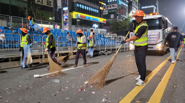 춤을 주제로 한 ‘천안흥타령춤축제 2025’에는 성공 개최를 위해 보이지 않는 곳에서 묵묵히 비지땀을 흘리는 숨은 일꾼들이 있는 가운데, 천안시 환경미화원들이 천안종합운동장 일원에서 열린 ‘천안흥타령춤축제 2025’ 거리퍼레이드가 끝난 뒤 쓰레기 등을 정리하고 있다. / 천안시청 제공