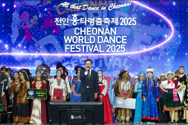 춤으로 세대와 국경을 초월한 ‘천안흥타령춤축제 2025’가 친환경 드론 라이트쇼를 끝으로 28일 폐막한 가운데, 김석필 천안시장 권한대행 부시장이 폐막선언을 하고 있다. / 천안시청 제공