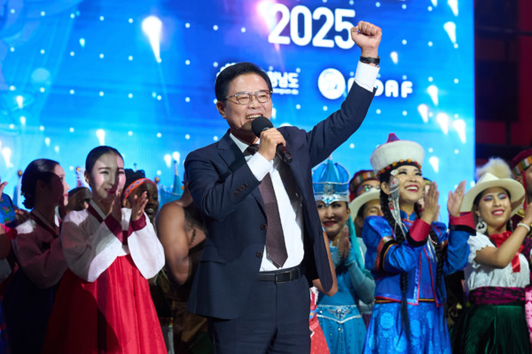 춤으로 세대와 국경을 초월한 ‘천안흥타령춤축제 2025’가 친환경 드론 라이트쇼를 끝으로 28일 폐막한 가운데, 김석필 천안시장 권한대행 부시장이 폐막선언을 하며 화이팅을 외치고 있다. / 천안시청 제공