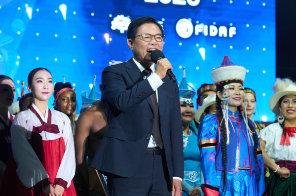 ​춤으로 세대와 국경을 초월한 ‘천안흥타령춤축제 2025’가 친환경 드론 라이트쇼를 끝으로 28일 폐막한 가운데, 김석필 천안시장 권한대행 부시장이 폐막선언을 하며 화이팅을 외치고 있다. / 천안시청 제공​