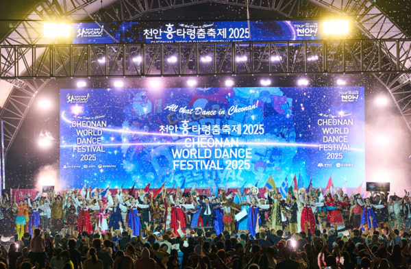 춤으로 세대와 국경을 초월한 ‘천안흥타령춤축제 2025’가 친환경 드론 라이트쇼를 끝으로 28일 폐막한 가운데, 김석필 천안시장 권한대행 부시장이 수상자들의 흥겨운 무대를 즐기고 있다. / 천안시청 제공