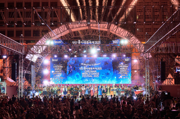 춤으로 세대와 국경을 초월한 ‘천안흥타령춤축제 2025’가 친환경 드론 라이트쇼를 끝으로 28일 폐막한 가운데, 김석필 천안시장 권한대행 부시장이 수상자들의 흥겨운 무대를 즐기고 있다. / 천안시청 제공