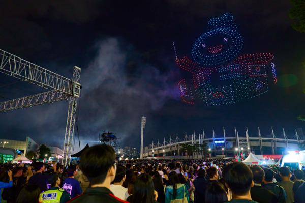 춤으로 세대와 국경을 초월한 ‘천안흥타령춤축제 2025’가 친환경 드론 라이트쇼를 끝으로 28일 폐막한 가운데, 1. 천안종합운동장 상공에서 ‘천안흥타령춤축제 2025’ 폐막식을 기념해 드론 1,000여 대의 드론 라이트쇼가 펼쳐지고 있다. / 천안시청 제공