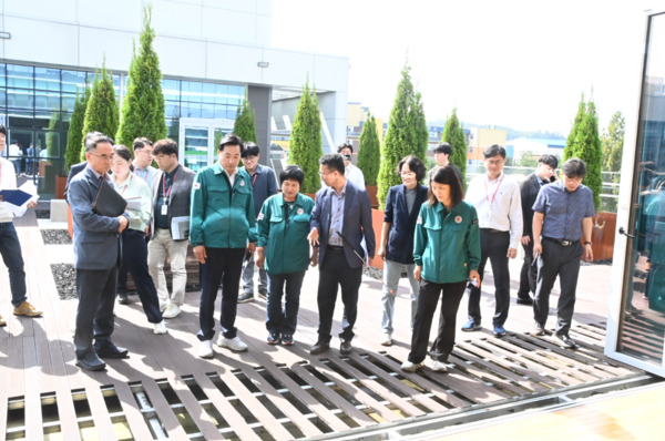 대덕구의회는 29일 주요 구민 편의시설에 대한 현장점검을 진행한 가운데, 전석광 의장을 비롯한 의원들이 관계자의 설명을 듣고 있다. / 대덕구의회 제공