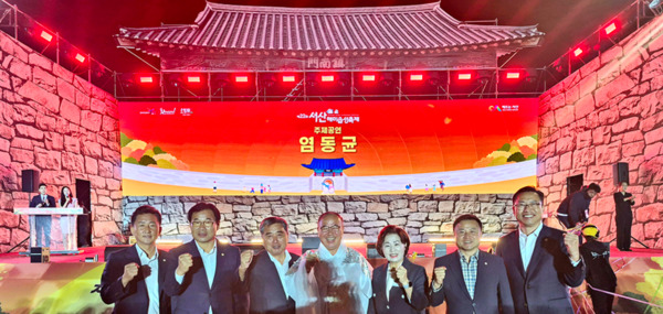 서산시의회는 지난 26일 충청남도 시·군의회의 화합과 상생발전을 위해 충남시군의회의장협의회를 '제22회 서산해미읍성축제' 개막식에 공식 초청한 가운데, 조동식 의장을 비롯한 충남시군의회의장협의회 의장들이 화이팅을 외치고 있다(사진 왼쪽부터 공주시의회 임달희 의장, 논산시의회 조용훈 의장, 충남시군의회의장협의회 회장 김경제 서천군의회 의장, 조동식 서산시의회 의장, 태안군의회 전재옥 의장, 당진시의회 서영훈 의장, 아산시의회 홍성표 의장). / 서산시의회 제공