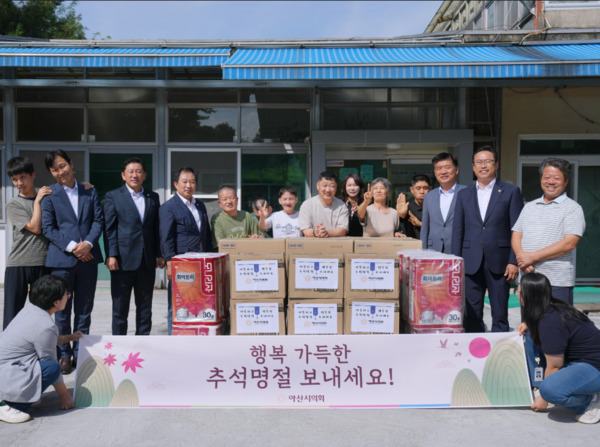아산시의회는 29일 추석을 맞아 관내 사회복지시설 6개소를 방문해 위문품을 전달했다고 밝혔다. / 아산시의회 제공