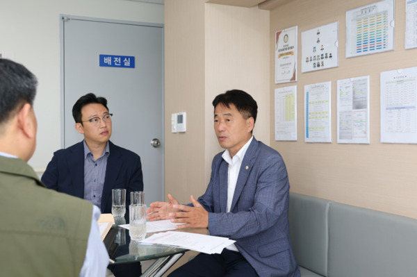 종로구의회는 지난 23일 국민의힘 이시훈 의원(행정문화위원장)이 청운실버데이케어센터를 찾아 지역사회복지 현장 차담회를 진행했다고 밝혔다. / 이시훈 의원 제공