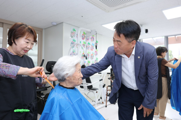 종로구의회는 지난 23일 국민의힘 이시훈 의원(행정문화위원장)이 청운실버데이케어센터를 찾아 지역사회복지 현장 차담회를 진행한 가운데, 이시훈 의원이 차담회에 앞서 대한미용사회 종로구지회가 매월 어르신들을 대상으로 진행하는 미용봉사 현장을 둘러보고, 봉사 현장을 꼼꼼히 살피며 봉사자들에게 격려와 감사를 전하고 있다. / 이시훈 의원 제공