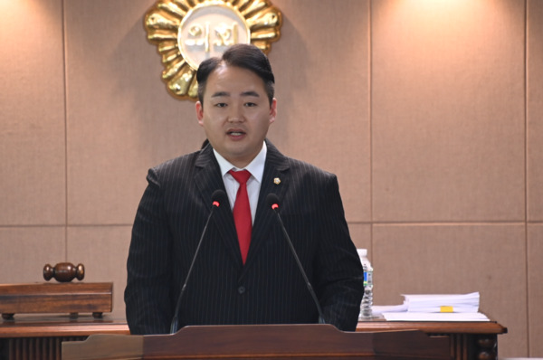 대덕구의회는 30일 국민의힘 조대웅 의원이 제289회 임시회 제3차 본회의에서 5분 자유발언을 통해 청년·신혼부부 공공임대주택 '신탄진 다가온(다가온)'의 하자 문제에 대한 조속한 해결을 요구했다고 밝혔다. / 대덕구의회 제공