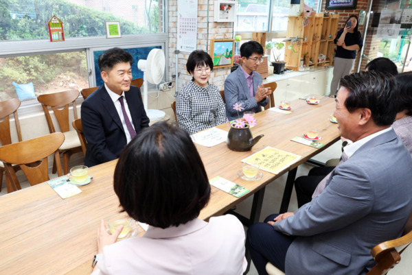 유성구의회는 30일 민족 최대 명절인 추석을 맞아 유성구 송정동에 위치한 사회복지시설 '사랑의집'을 방문해 위문품을 전달하고 따뜻한 정을 나누는 시간을 가졌다고 밝혔다. / 유성구의회 제공