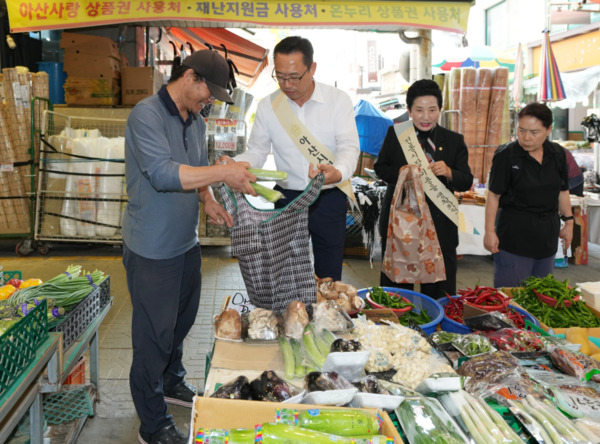 아산시의회는 지난 29일 민족 최대의 명절 추석을 앞두고 온양온천 전통시장에서 '추석 장보기 행사'를 개최한 가운데, 홍성표 의장과 이기애 의원이 장보기를 진행하고 있다. / 아산시의회 제공