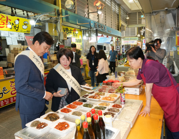 아산시의회는 지난 29일 민족 최대의 명절 추석을 앞두고 온양온천 전통시장에서 '추석 장보기 행사'를 개최한 가운데, 명노봉 의원과 김은복 의원이 장보기를 진행하고 있다. / 아산시의회 제공