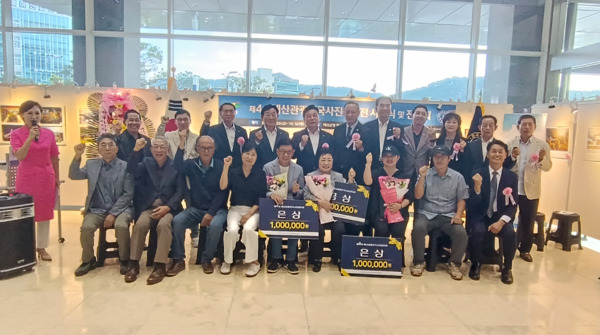 충남도의회는 지난 9월 30일 개최된 '예산관광전국사진공모전' 시상식 및 전시회에서 국민의힘 방한일 의원이 감사패를 수상한 가운데, 방한일 의원을 비롯한 참석자들이 화이팅을 외치고 있다. / 방한일 의원 제공