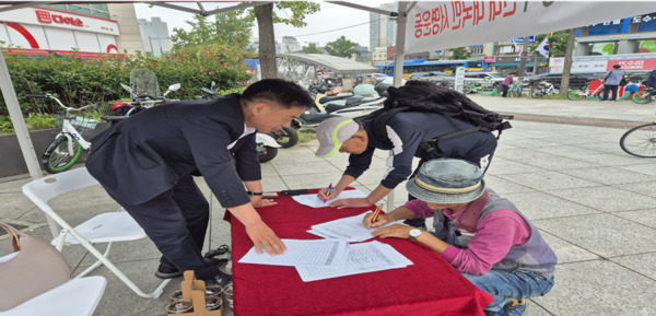종로구의회는 지난 9월 30일부터 이시훈 의원(행정문화위원장)이 '사법파괴 법원장악 반대 대국민 서명운동'에 돌입한 가운데,이시훈 의원이 첫날 종로 동묘역 앞 10번 출구 앞에서 서명운동을 진행하고 있다. / 이시훈 의원 제공