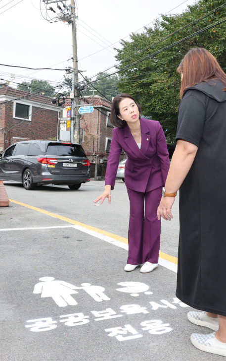 종로구의회는 지난 9월 30일 국민의힘 김하영 의원이 대표 발의한 '서울특별시 종로구 주차장 설치 및 관리 조례 개정안'이 10월 1일 시행됨에 따라 시행을 하루 앞두고, 부암어린이집을 방문해 '공공보육시설 전용주차구획' 설치 및 운영 준비상황을 꼼꼼히 점검했다고 밝혔다. / 김하영 의원 제공
