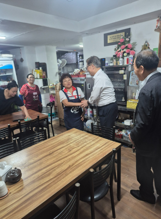 국민의힘 종로구 당원협의회 최재형 위원장(제24대 감사원장)은 지난 1일 추석을 앞두고 통인시장을 방문해 민생현장을 살폈다고 밝혔다. / 국민의힘 종로구 당원협의회 제공